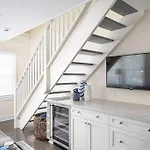 Relaxing Island Home Great Location Stylish